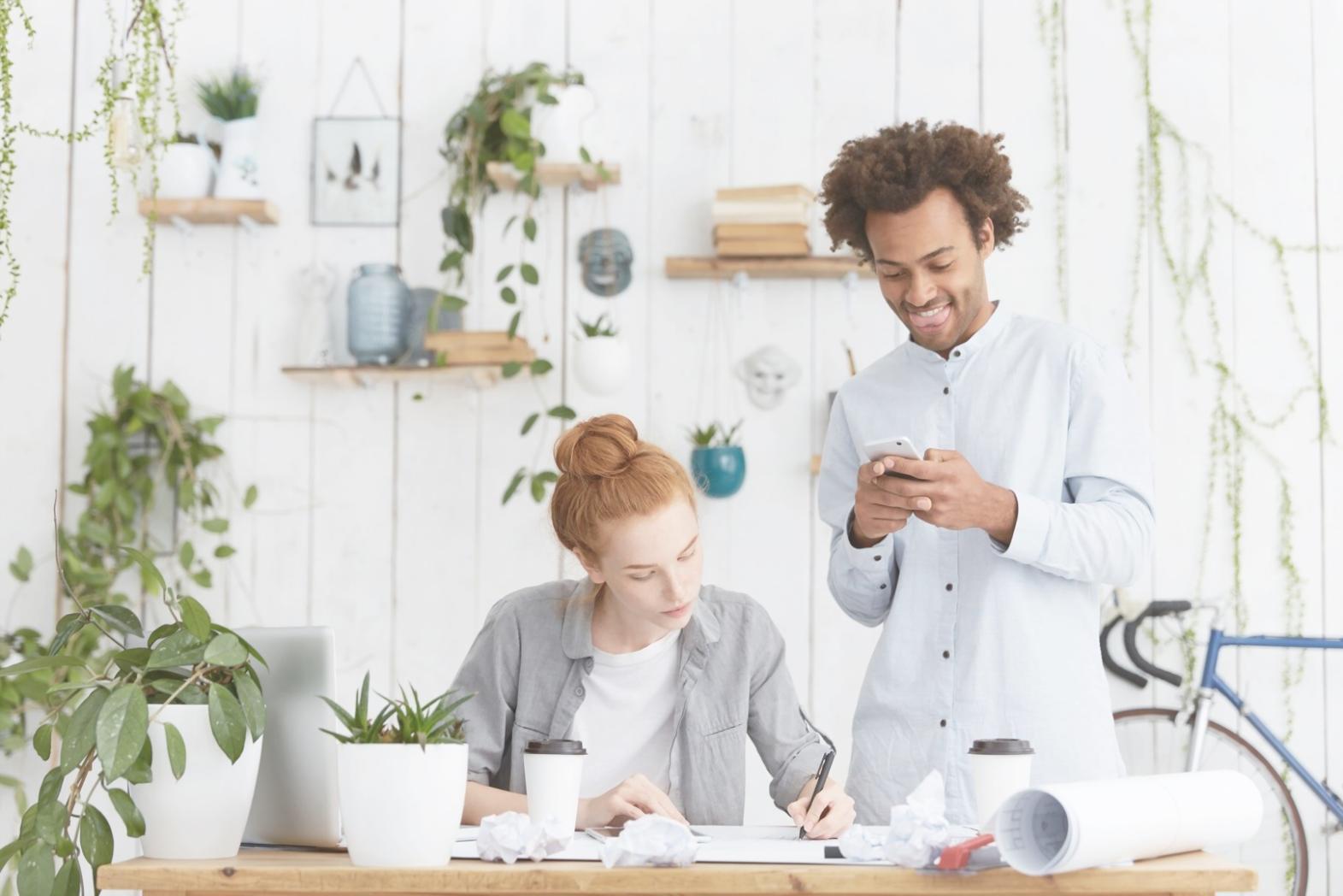 Espace de travail organisé avec documents financiers et planification budgétaire